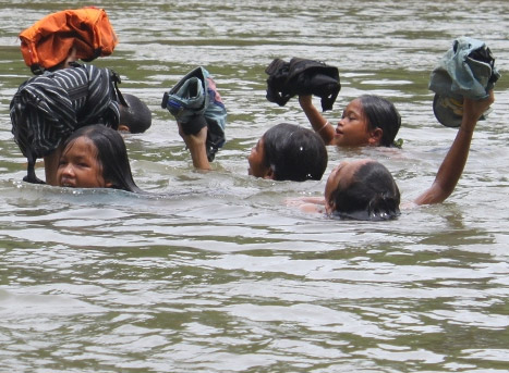 Everyday, children at Ong Tu and Ka Ooc villages, Trong Hoa commune have to swim through the river for school. This has been lasting for nearly a year now. (Source: VnExpress) 